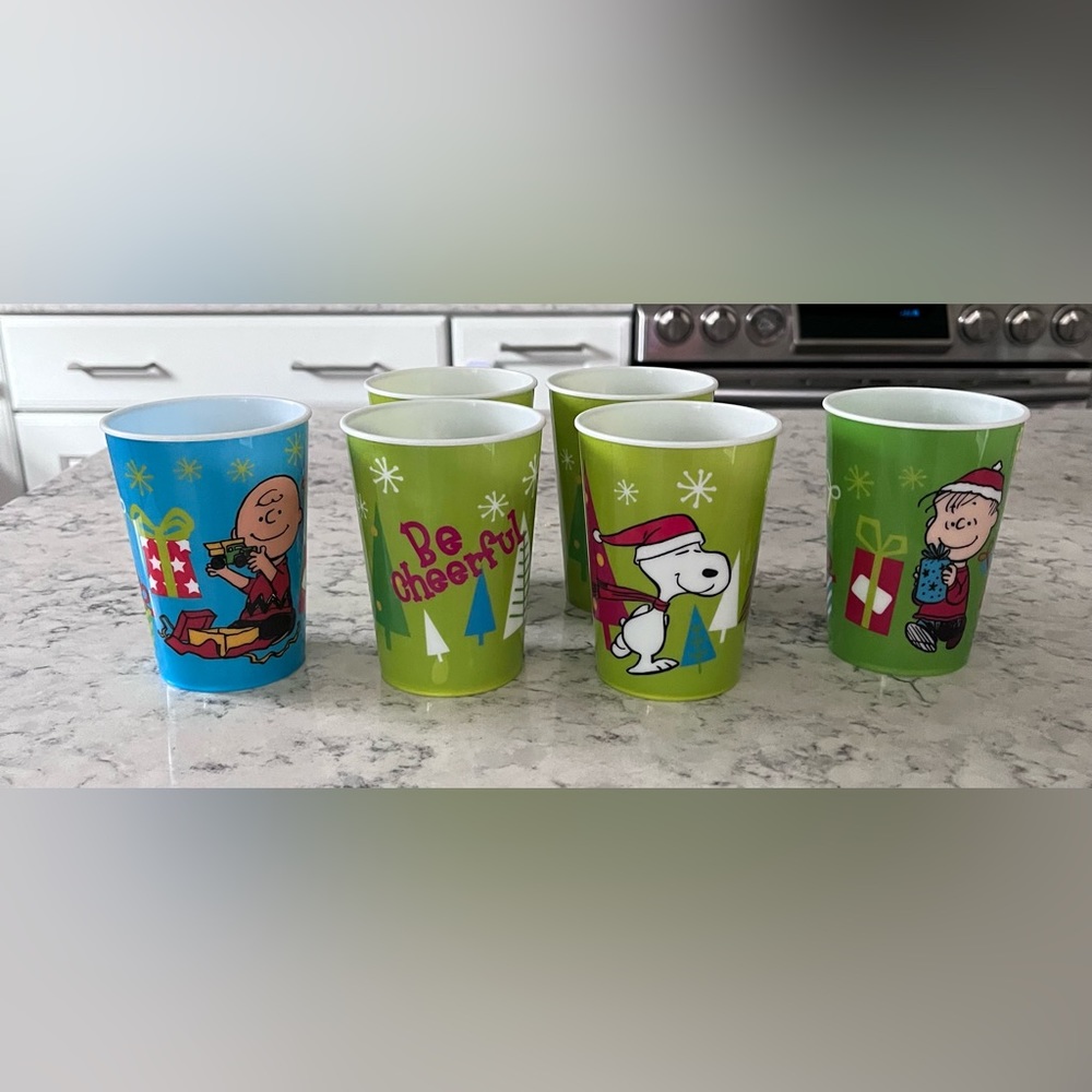 6 Peanuts Snoopy Linus Charlie Brown Plastic Cups Christmas Holiday